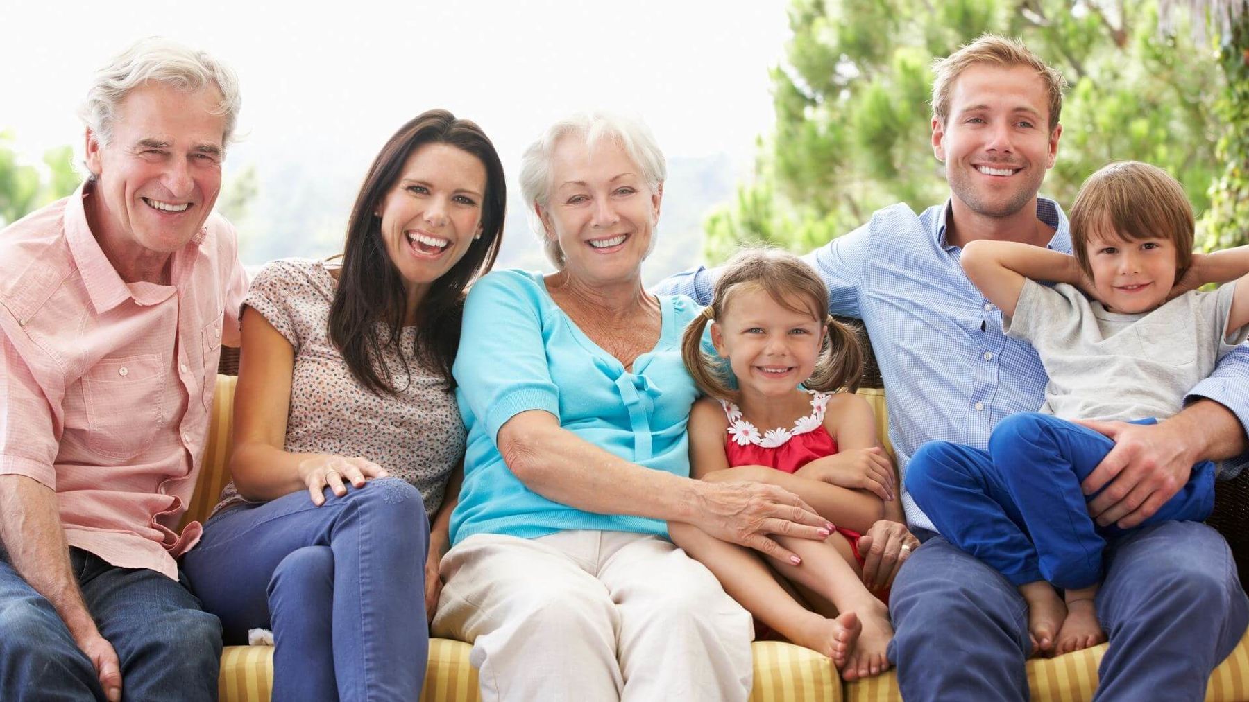 Glückliche Familie abgesichert bei Deutschen Rente
